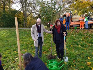 Landtagskandidat und Fraktionsvorsitzende beim Baum pflanzen