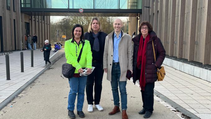 Landtagskandidat in Begleitung von Gemeinderätinnen aus Hemmingen und Schwieberdngen